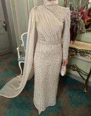 önü drapeli pelerin abiye bej 3